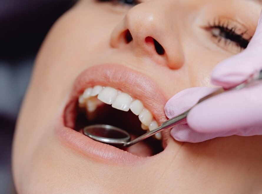 Ağız ve diş sağlığında düzenli kontroller hakkında bilgilendirici görsel