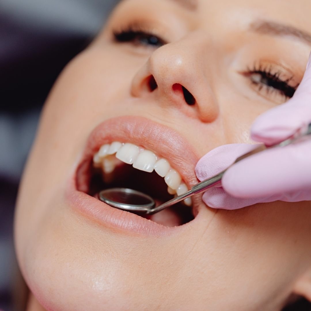 Ağız ve diş sağlığında düzenli kontroller hakkında bilgilendirici görsel